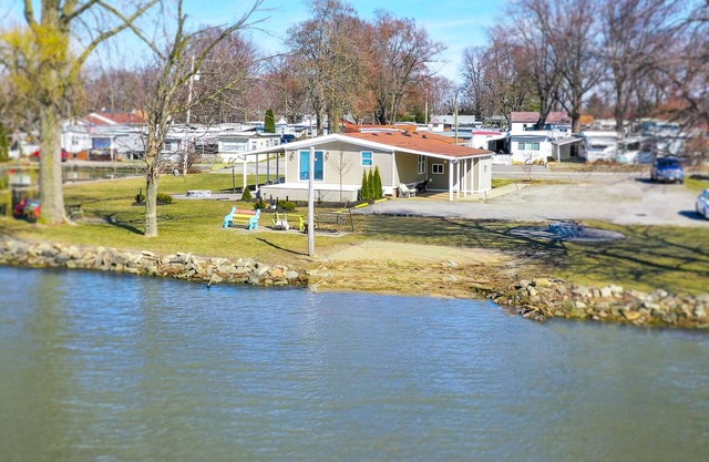 Peaceful Lakefront 3 bedroom Home with Boat Slip - Perfect Family Retreat