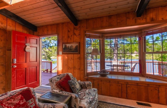Lakefront Mountain House mit schönem Interieur, Wifi, große Terrasse, familienfreundlich, Haustiere willkommen