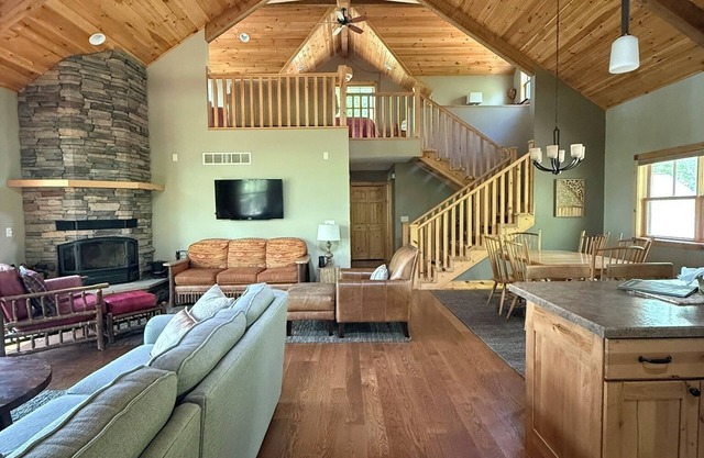 Peaceful Lakefront Cabin w/ Sauna & Loft-pet friendly