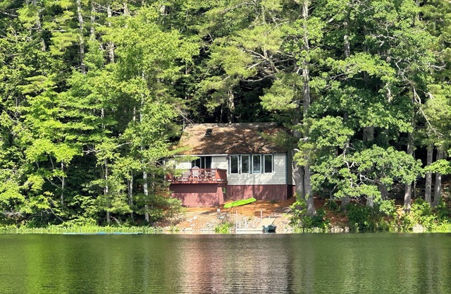 Peaceful.... Lakefront Cottage... Kayakers Paradise....