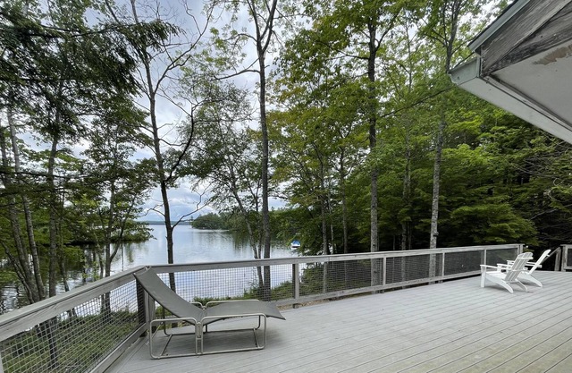 Peaceful lakefront cottage on nine acres, minutes from mid coast villages