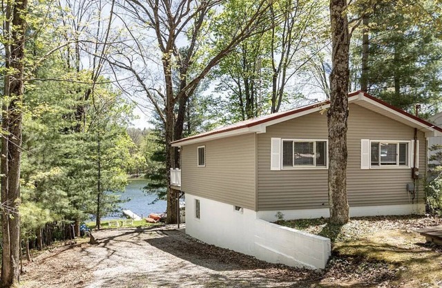 Peaceful Lakefront Cottage - near Traverse, Interlochen, Dunes, skiing, Pet