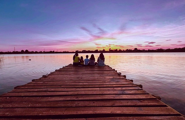 Peaceful Lakefront Getaway : Private Dock & Views!