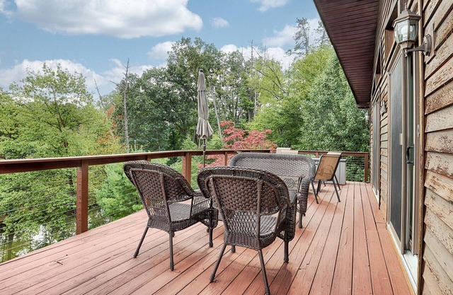 Peaceful lakefront haven in the Catskill mountains, two fire pits, four.