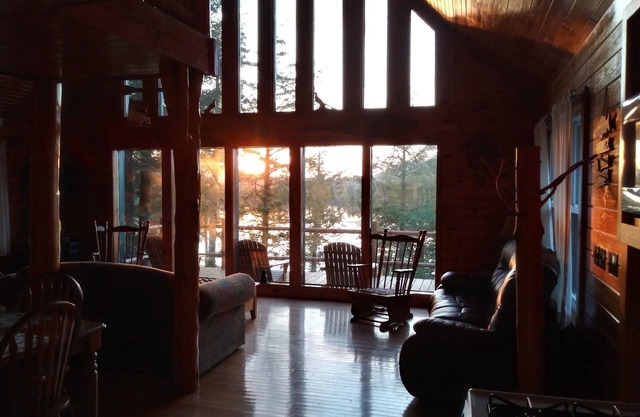 PEACEFUL LAKEFRONT HIDEAWAY