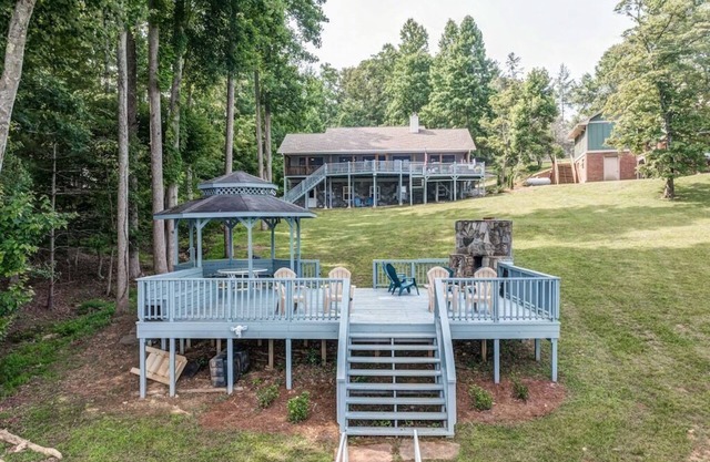 Peaceful Lakefront Escape with Dock Access