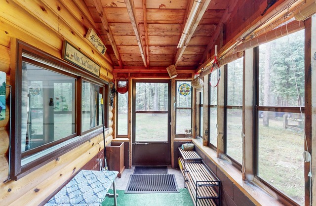 Peaceful lakehouse retreat with deck & grill - dog friendly