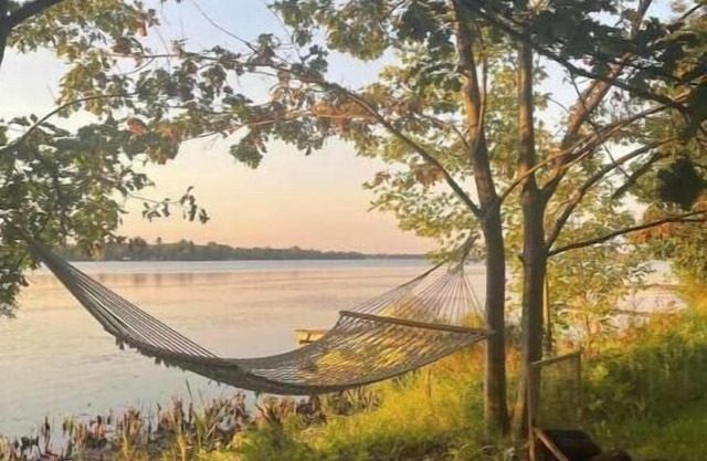 Peaceful Lakeside Bungalow on Lac à la Tortue