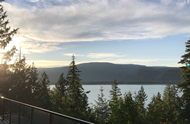 Peaceful Lakeside Retreat with Stunning Views of Copper Island