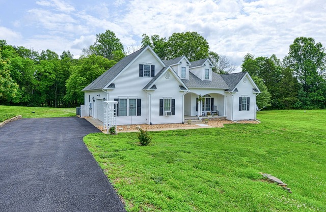 Peaceful lakeside retreat with hot tub, private pool, dock & paddle boards