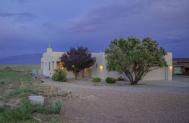 Peaceful living, beautiful views for 30+ Days. Sleeps up to six.