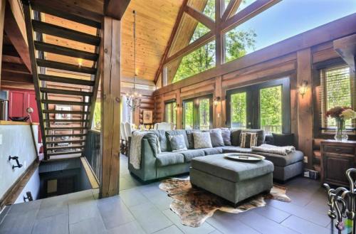 Peaceful Log-Style Chalet with hot tub