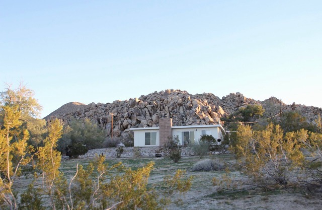 Peaceful mid-century house under the boulders near Joshua Tree National Park