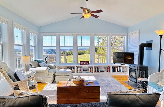Peaceful, Modern, 3 Bedroom Retreat with Gorgeous Views near Cavendish