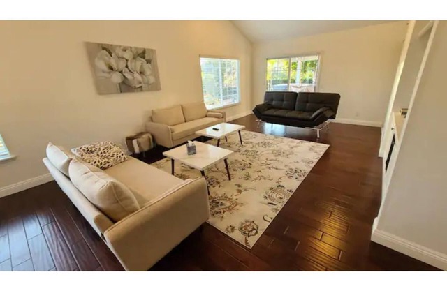 Peaceful modern renovated house with hot tub