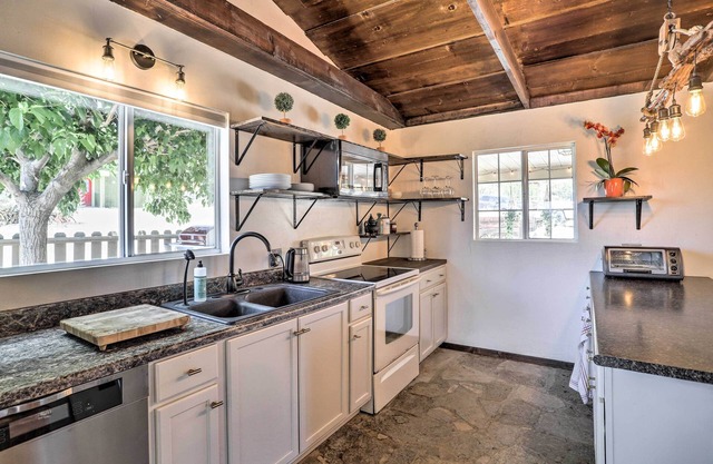 NEW! Lovely Morongo Valley Homestead w/ Mtn Views
