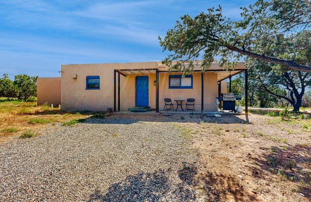 Peaceful Mountain-View Retreat on 3 Acres - 10 Mins to Historic Plaza