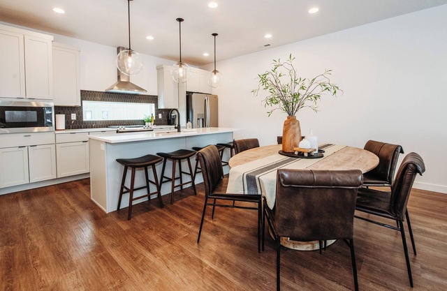 Peaceful Mtn Escape - Hot Tub, Pool, Family Fun - Townhome in Mountain Green