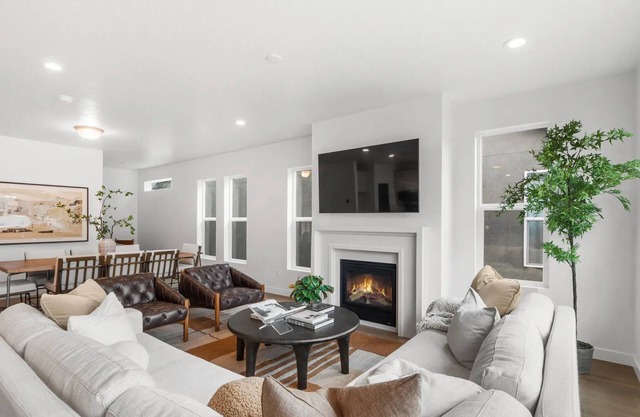 Peaceful Mtn Home - Fenced Yard, Fire Pit, Grill: Single family in Mtn Green