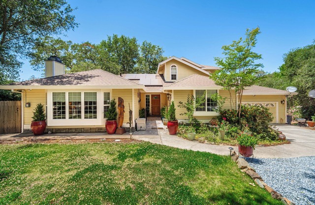 Peaceful Nature Retreat family-friendly 3 BR Hot Tub Gym BBQ