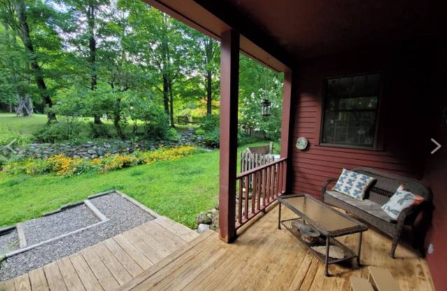 Peaceful New England Cottage w/pool in nature 10 minutes from downtown Saratoga