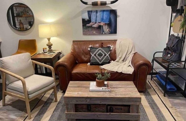 Peaceful new Tiny Home on farm, steps to wineries!