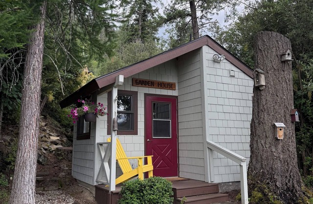 Peaceful newly renovated 1 bdrm cottage near owner occupied deep water lake home