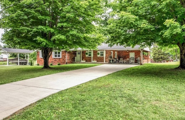 Peaceful Norris Lake retreat yet close to the action -