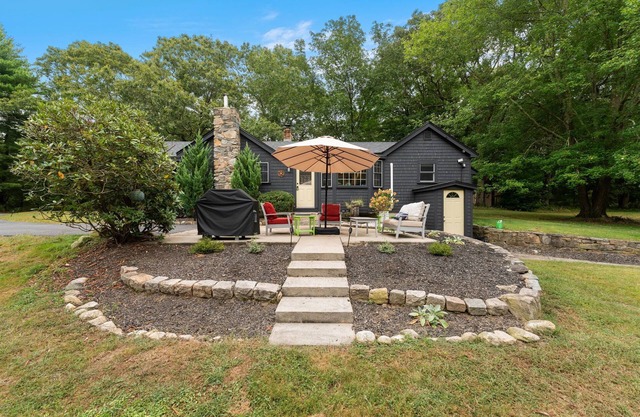 Peaceful Oasis minutes to T.F. Green International Airport, Main Street & more