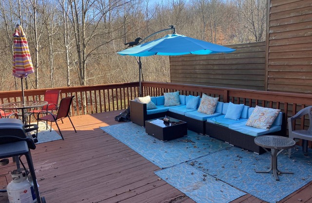Peaceful Oasis Nestled in a Wooded Community Perfect for Couples and Families.
