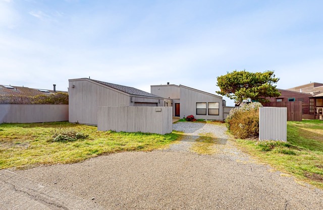 Hundefreundliches Haus am Meer mit eigenem Whirlpool, Gemeinschaftspool und Aussicht vom Deck