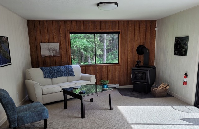 Peaceful one-bedroom suite in the forest