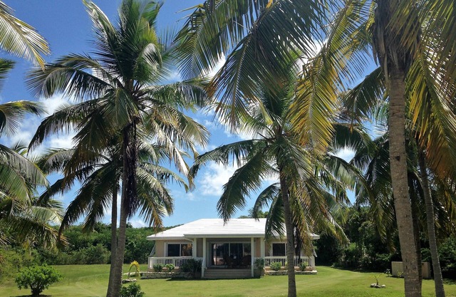 "FRIEDLICHE PALMEN" Ten Bay Beach Bungalow, 2 Schlafzimmer, 2 Bäder, A / C, WIFI