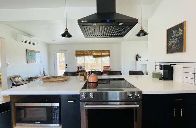 Stargaze 5 Minutes from Joshua Tree NP - Beautifully Renovated Modern Home