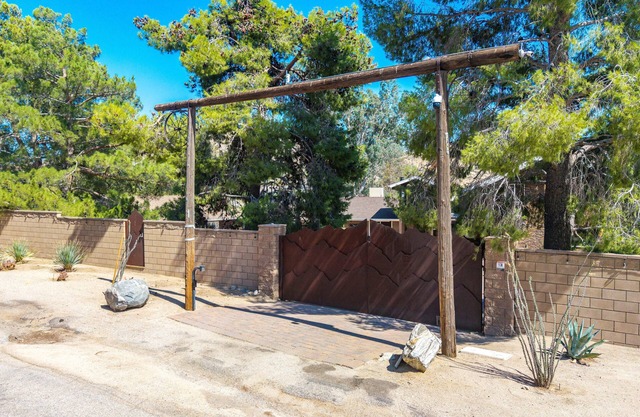 Peaceful paradise awaits- Plenty of space for family, friends, or a retreat!