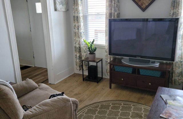Peaceful, pet friendly and newly remodeled Geneva home