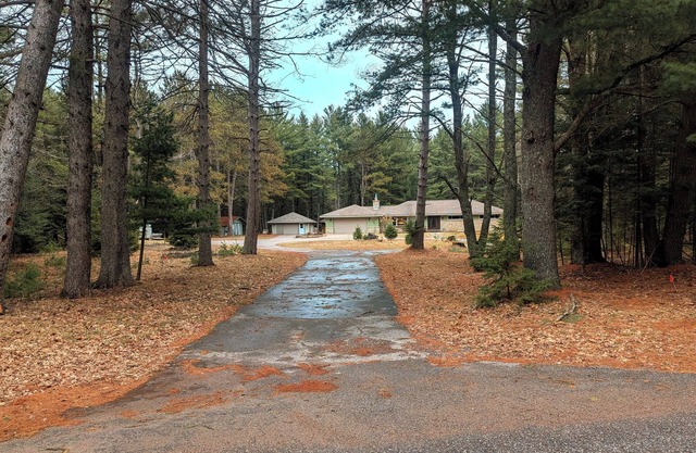 Peaceful Pines, 4 bdrm, 3 bath home tucked in just south of Minocqua