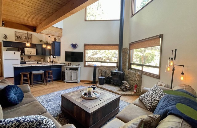 Peaceful Pines Cabin -3 fenced acres, trails, slopes, downtown Flagstaff close!