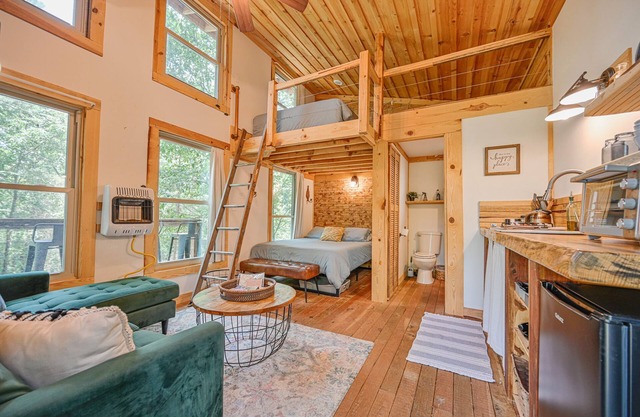 Peaceful Pines Treehouse