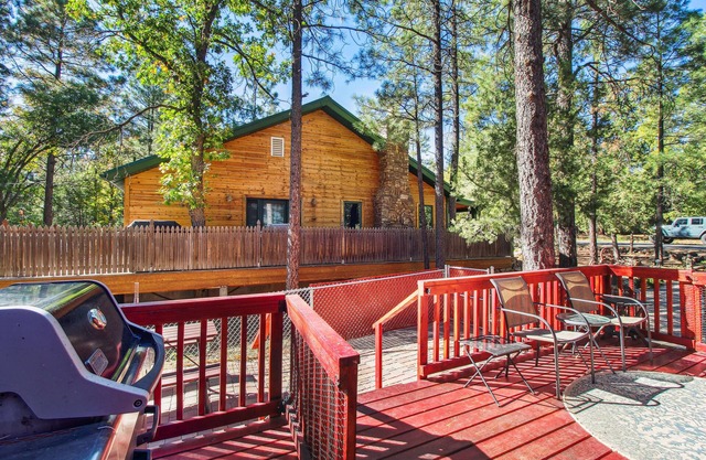 Peaceful Pinetop-lakeside Cabin w/ 4 Decks!