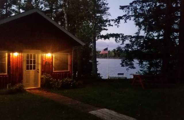Ruhige Privatsphäre am See, privates Dock, großartige Sonnenuntergänge, kostenloses WLAN und Kabel-Mercer