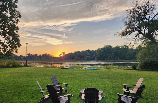 Peaceful & Private Lake House with Amazing Sunsets