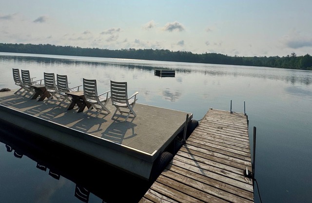 Peaceful & private 4-season family cabin on the beautiful Bony Lake sandbar!