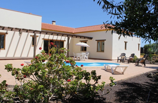 Groß, Ruhige & Private Villa in einem kanarischen Dorf mit beheiztem Pool und WiFi.