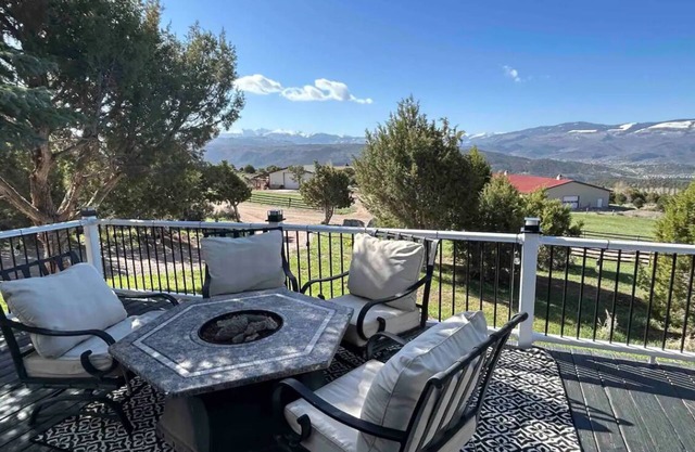 Peaceful/quiet 3 bedroom overlooking the town of Eagle with amazing views!