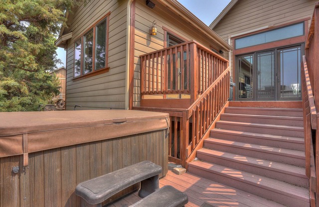 Peaceful & Quiet, Hot Tub, Pool Table, Fire Pit, Walk to Dining