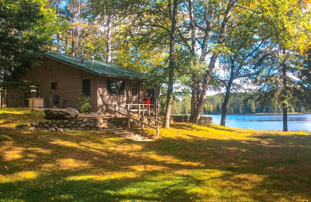 Hundefreundliche Hütte am Seeufer mit privater Bootsanlegestelle, Feuerstelle und Gaskamin