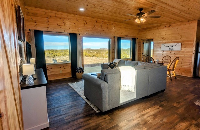 Peaceful quite cabin to kick back, relax and recharge!