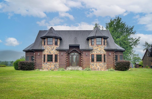 Peaceful Raphine Cottage w/ Deck & Fireplace!
