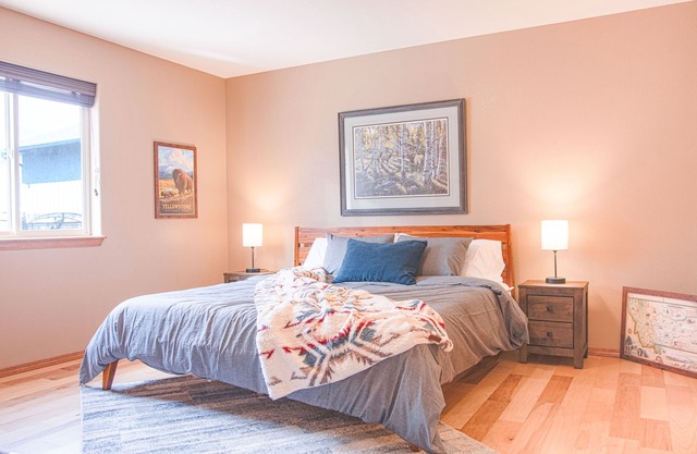 Peaceful & Relaxing Family Retreat: National Park Theme, Hot Tub & Game Room